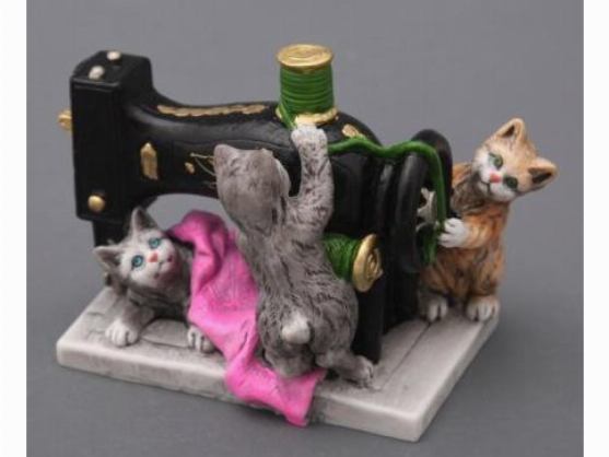 Кошки и швейная машинка