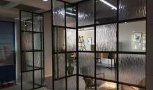 Роскошь и элегантность: алюминиевые межкомнатные перегородки с рифленым стеклом