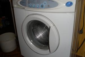 Почему стиральная машина подтекает