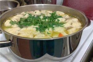 Аппетитный украинский суп с галушками